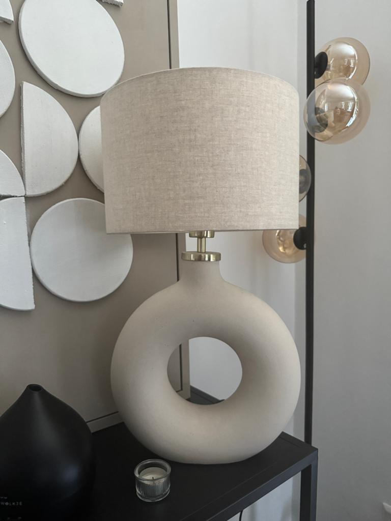 H&M Home Ringvormige Keramische Tafellamp Donut Beige, Huis en Inrichting, Ophalen, Zo goed als nieuw, Minder dan 50 cm