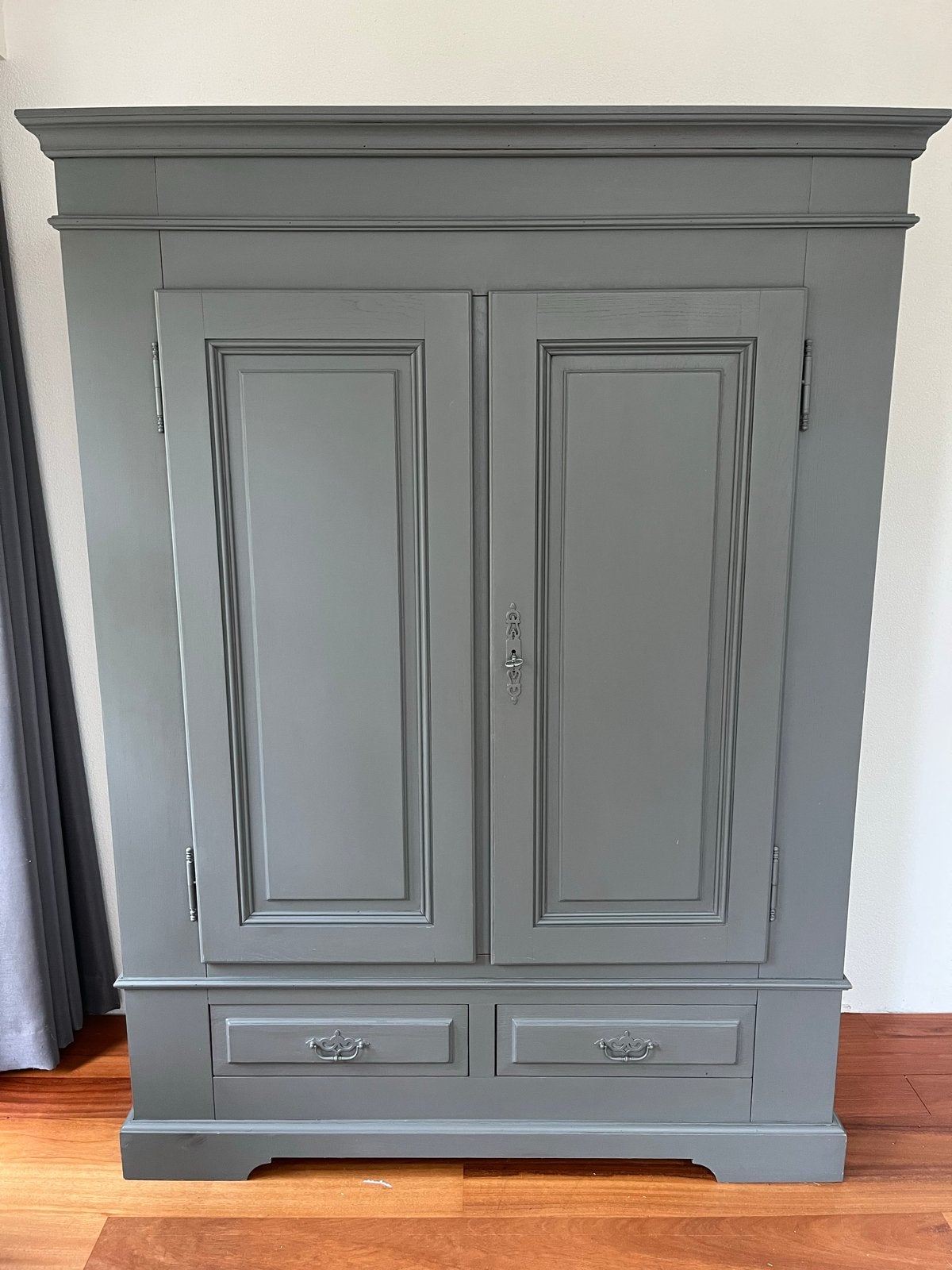 Grijze kast met lades en planken - Gebruikt, Huis en Inrichting, Ophalen, Gebruikt, 100 tot 150 cm, Met lade(s)