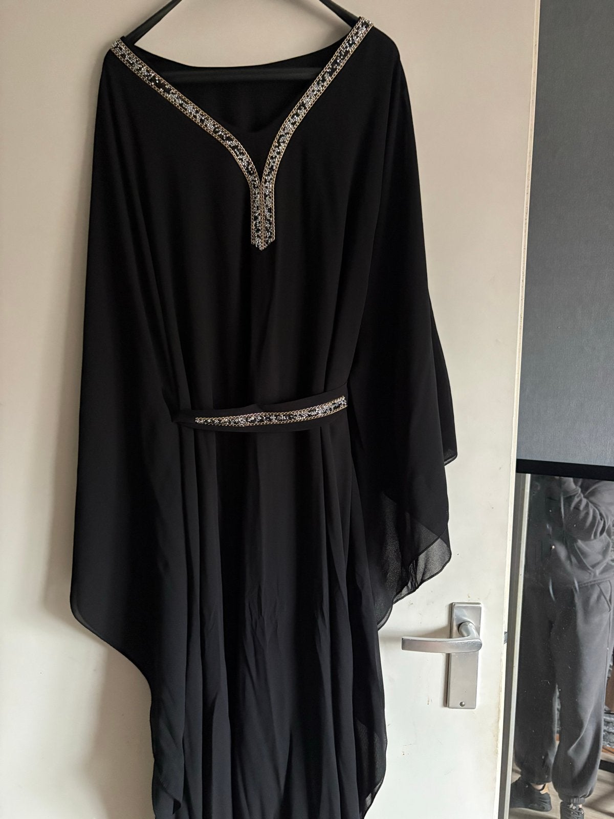 Zwarte Abaya met Borduurwerk en Ceintuur, Zwart, Maat 42/44 (L), Ophalen of Verzenden, Zo goed als nieuw