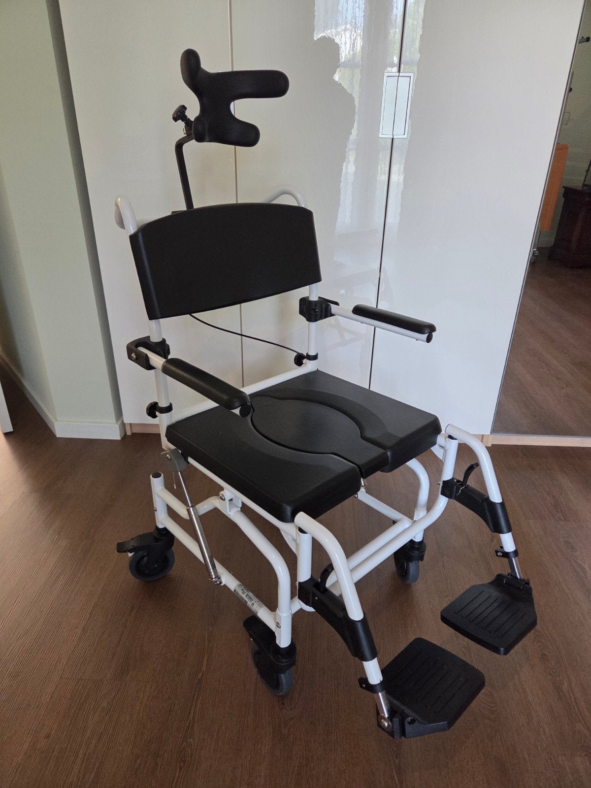 Douche/toilet stoel, kantelbaar, EXTRA BREED. NIEUW, Diversen, Verpleegmiddelen, Ophalen, Nieuw