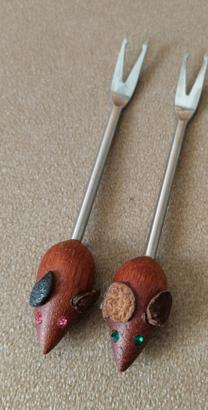 Set van 2 Vintage vorkjes houten muisjes met strass oogjes, Antiek en Kunst, Verzenden