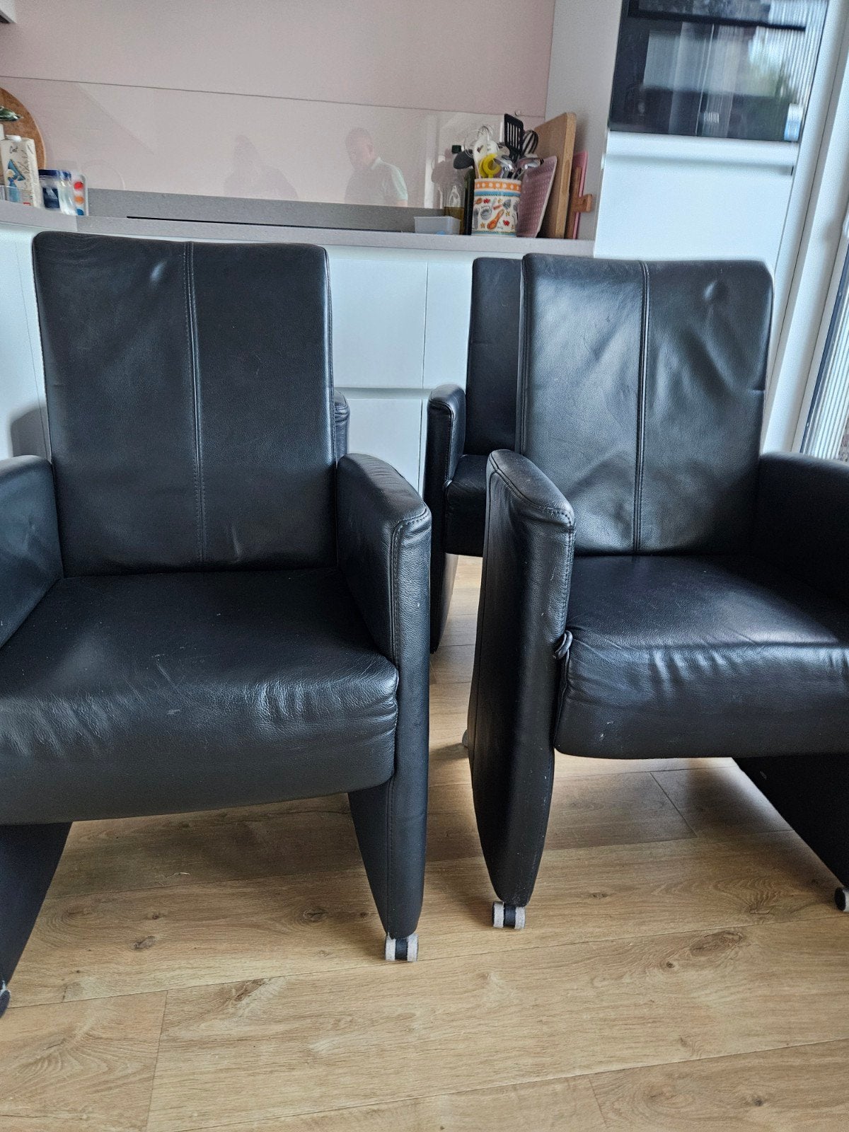 4 leren stoelen op wieltjes, Huis en Inrichting, Fauteuils, Ophalen, Gebruikt, Minder dan 75 cm, 50 tot 75 cm