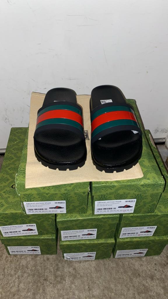 Gucci Slippers 70 per stuk, Ophalen of Verzenden, Zo goed als nieuw, Zwart