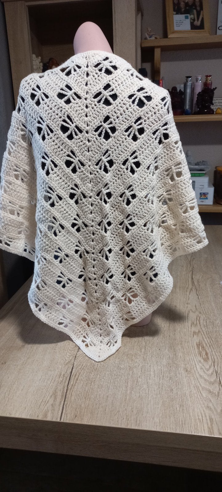 Handgemaakte gehaakte omslagdoek - Crème, Handgemaakt, Ophalen of Verzenden, Zo goed als nieuw, Beige