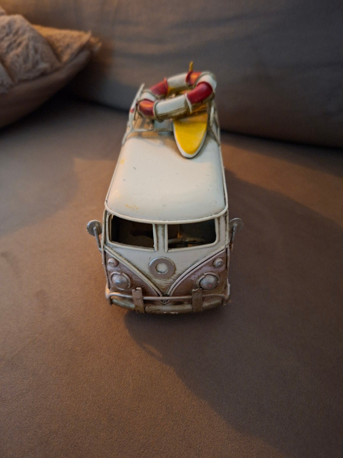 Vintage VW bus decoratie met surfplank en reddingsboei, Vintage, Gebruikt, Ophalen of Verzenden, Metaal
