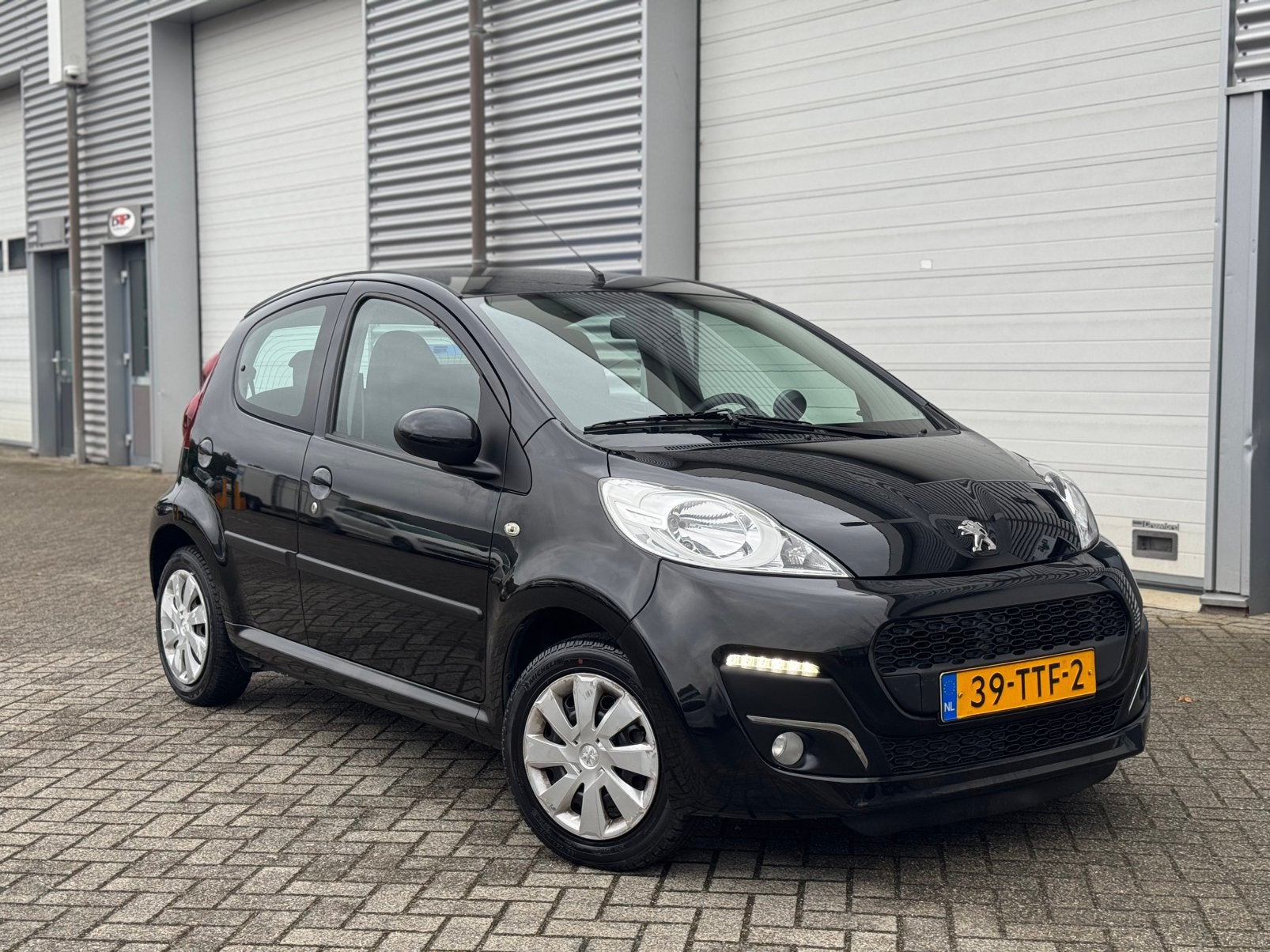 Peugeot 107 1.0 12V 5 DEURS 2012 Zwart Airco Elek ramen NAP, Voorwielaandrijving, 4 stoelen, Origineel Nederlands, Bedrijf
