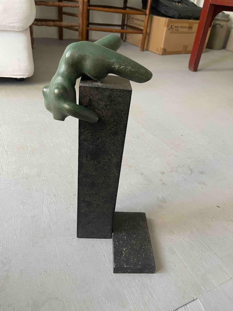 Marmeren sculptuur vrouw torso op stenen sokkel kunstbeeld, Antiek en Kunst, Ophalen