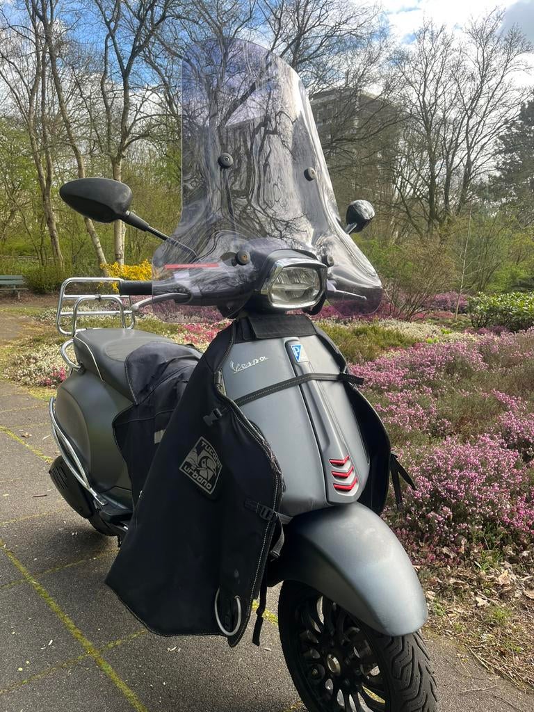 Vespa Sprint 2017 Matgrijs Brom in goede staat, Fietsen en Brommers, Scooters | Vespa, Ophalen, Gebruikt, Overige modellen, Benzine