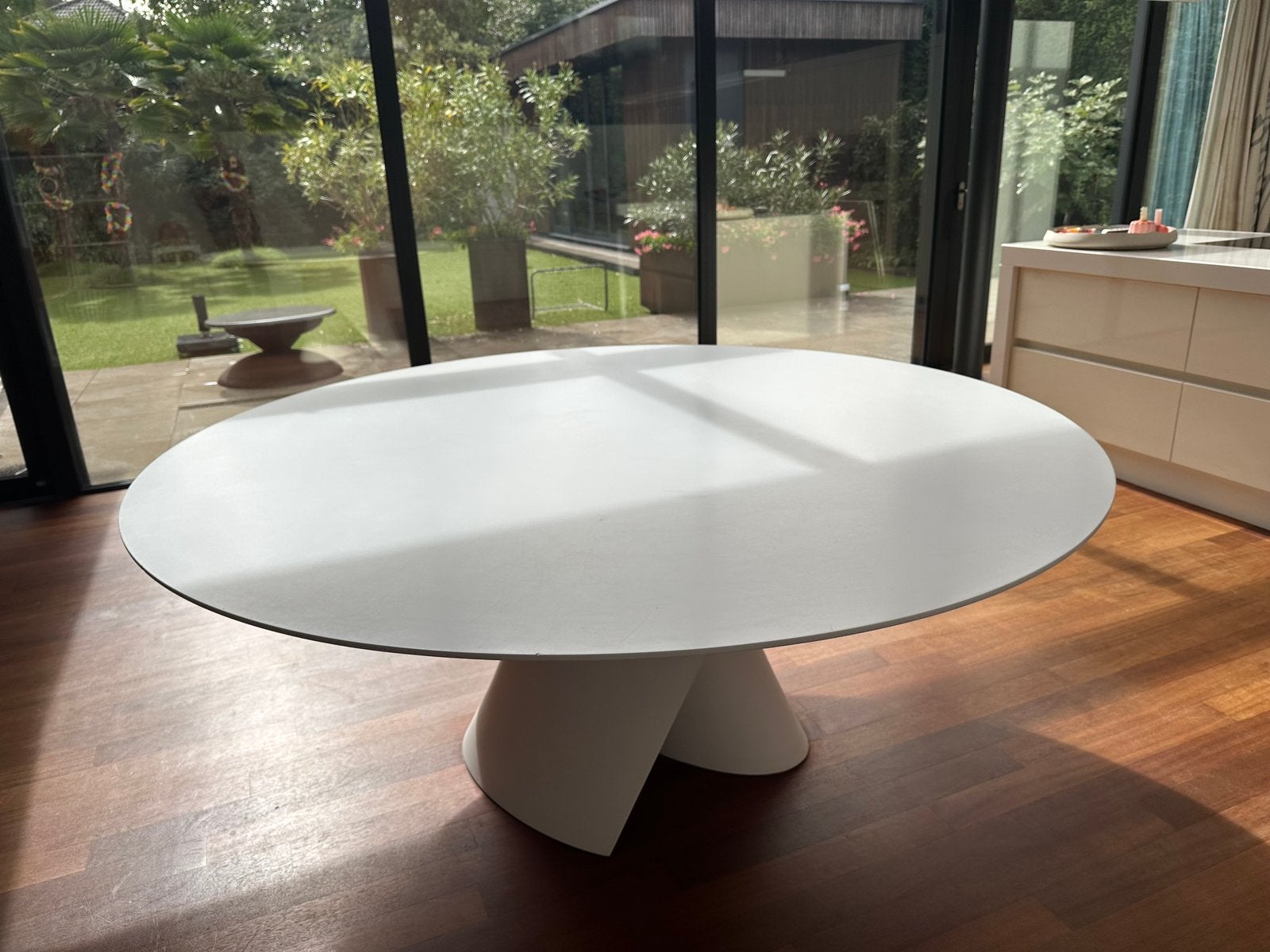 Foto 2 van Ronde design eettafel