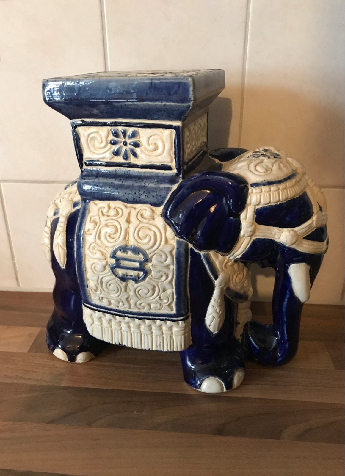 Mooie aardewerk blauw olifant planten houder Chinees, Ophalen of Verzenden, Zo goed als nieuw, Dier