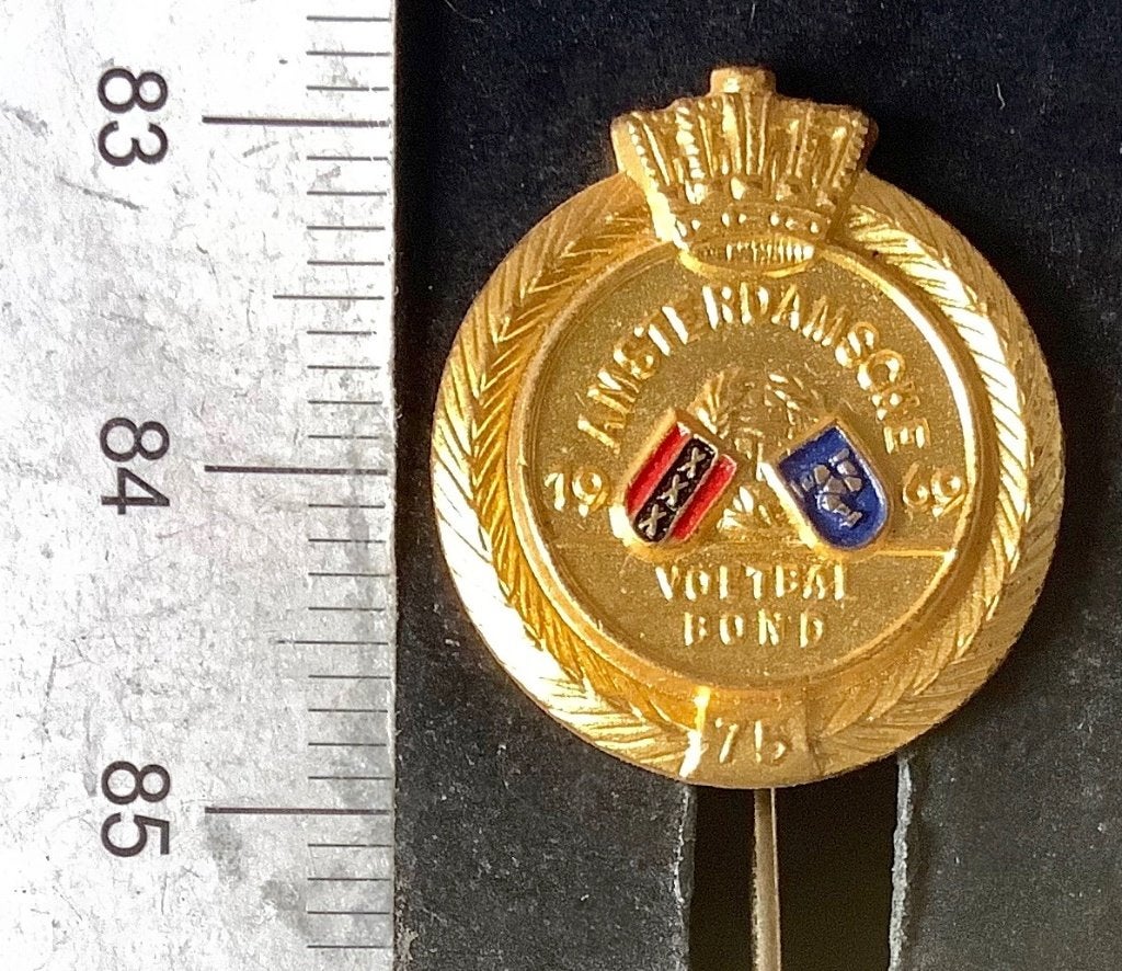 speld, Voetbal, Amsterdamsche voetbal bond, 75 jaar 1969 (AR, Ophalen of Verzenden, Zo goed als nieuw, Sport, Speldje of Pin