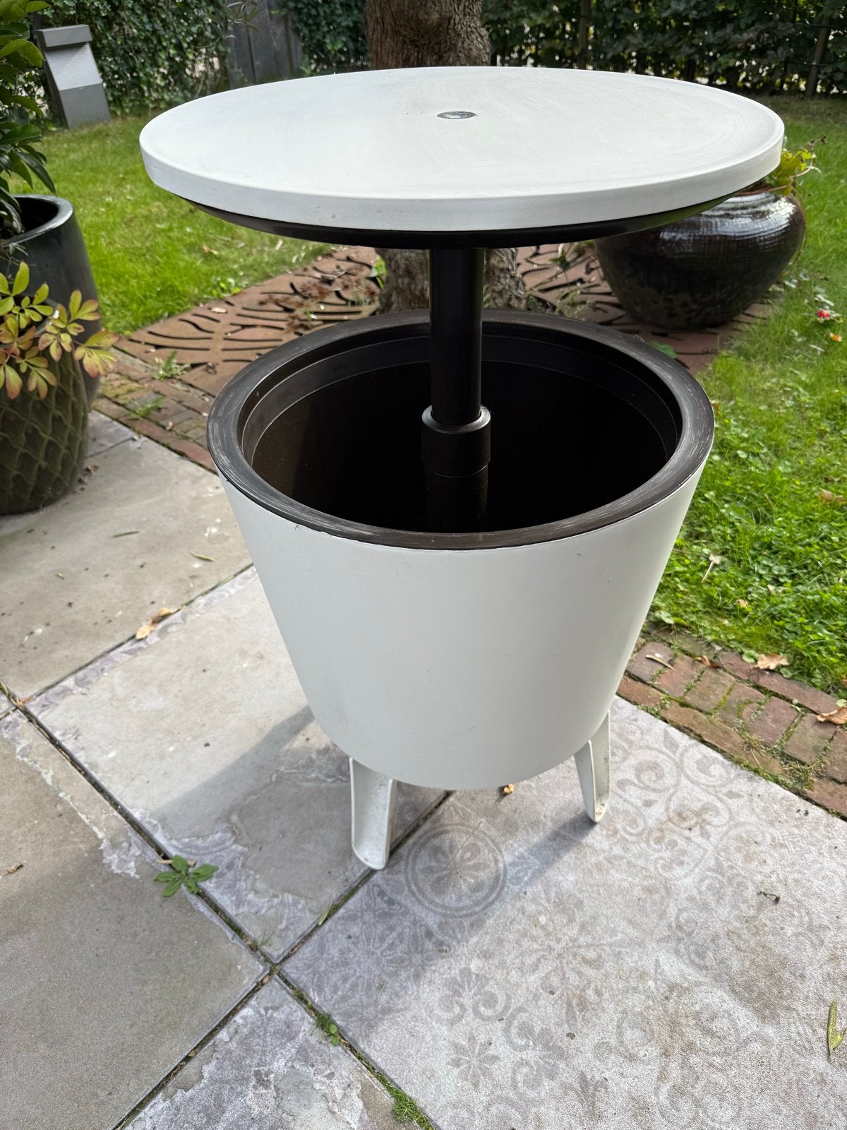 Partytafel / Cocktailtafel met koelfunctie, Tuin en Terras, Ophalen, Zo goed als nieuw, Rond, Kunststof