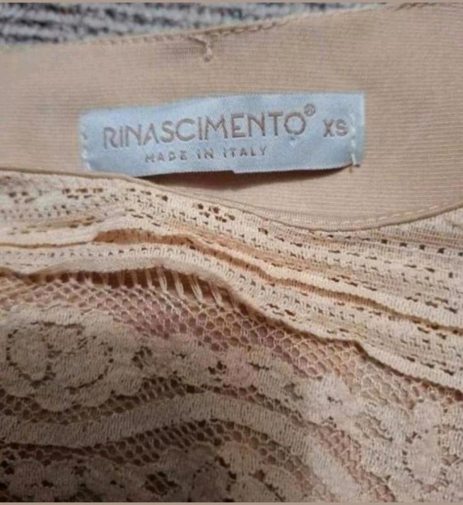 Rinascimento maxi jurk XS – elegante beige jurk met ruches, Beige, Rinascimento, Ophalen of Verzenden, Zo goed als nieuw