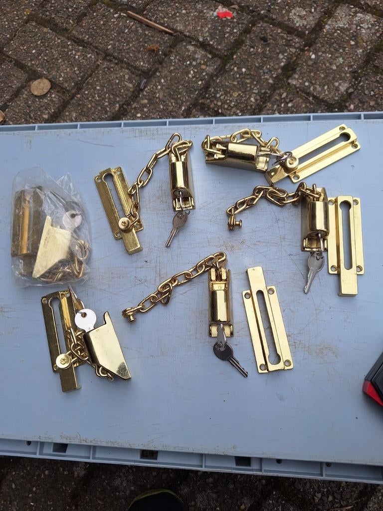 Deurketting messing kierstand houder met slot
Hebben krasjes, Doe-het-zelf en Verbouw, Hang- en Sluitwerk, Nieuw, Ophalen of Verzenden