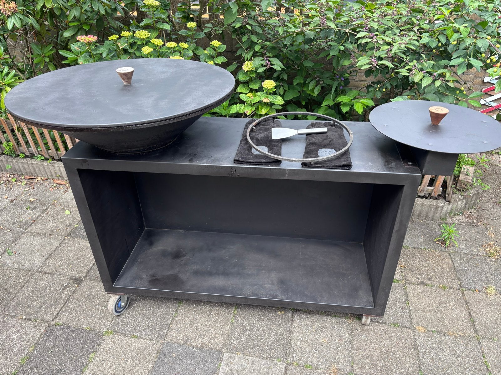 OFYR ISLAND BLACK 85 met deksel , doofdeksel en meer, Tuin en Terras, Houtskoolbarbecues, Ophalen of Verzenden, Gebruikt, Met accessoires