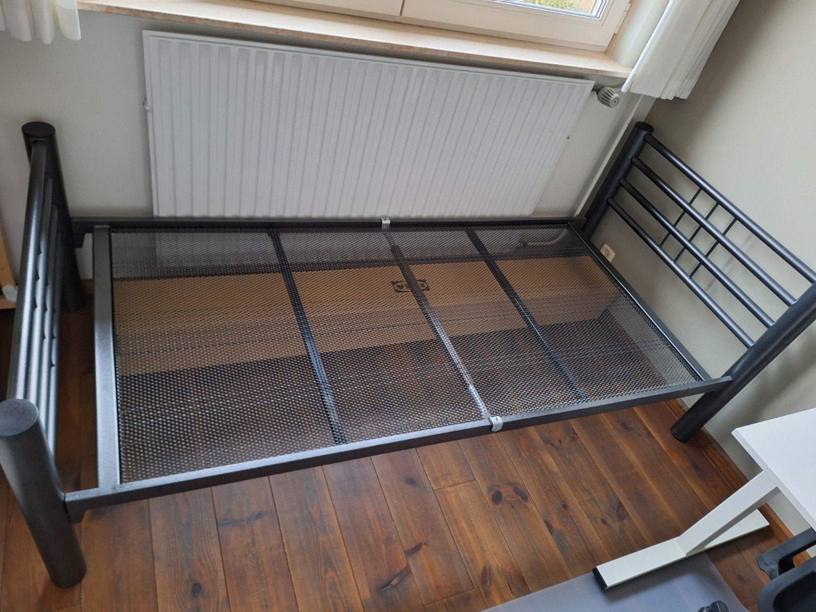 IJzeren bed 90x200 met spiraalbodem, Huis en Inrichting, Slaapkamer | Bedden, Gebruikt, 90 cm, Eenpersoons, Zwart