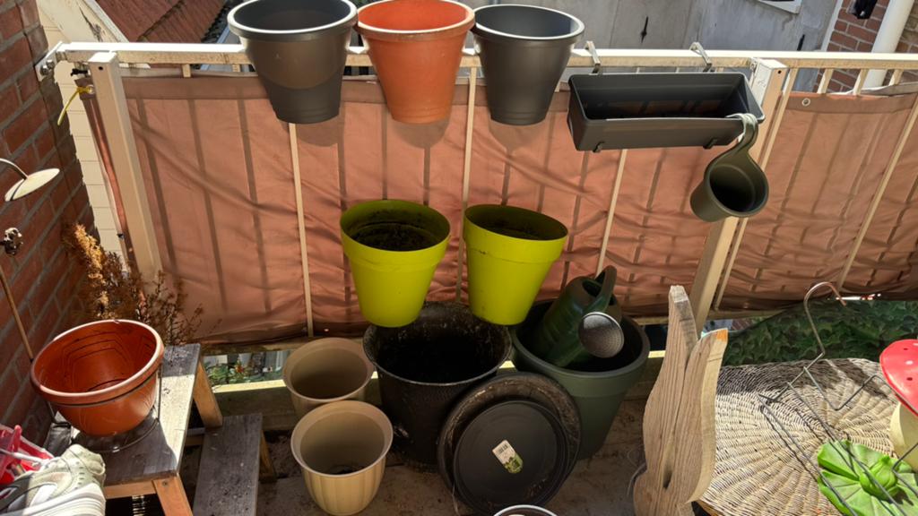 Partij  grote metaal en kunsstof bloempotten tuin balkon, Minder dan 30 cm, Rond, Ophalen of Verzenden, Zo goed als nieuw
