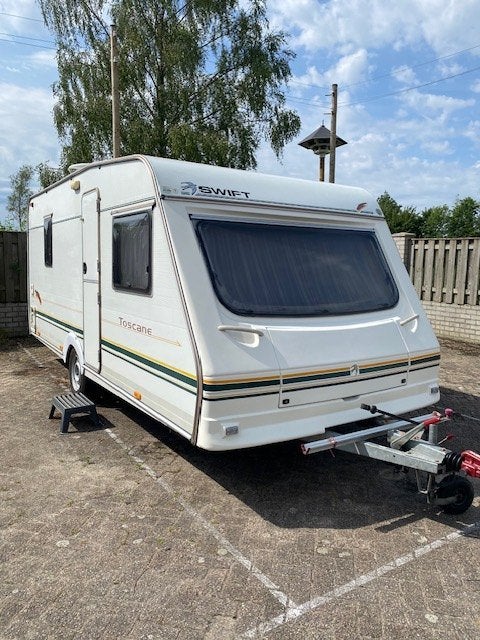 Mooie caravan te koop Swift Toscane 4 personen wit 490cm, Caravans en Kamperen, Rondzit, Schokbreker, Particulier, 4 tot 5 meter