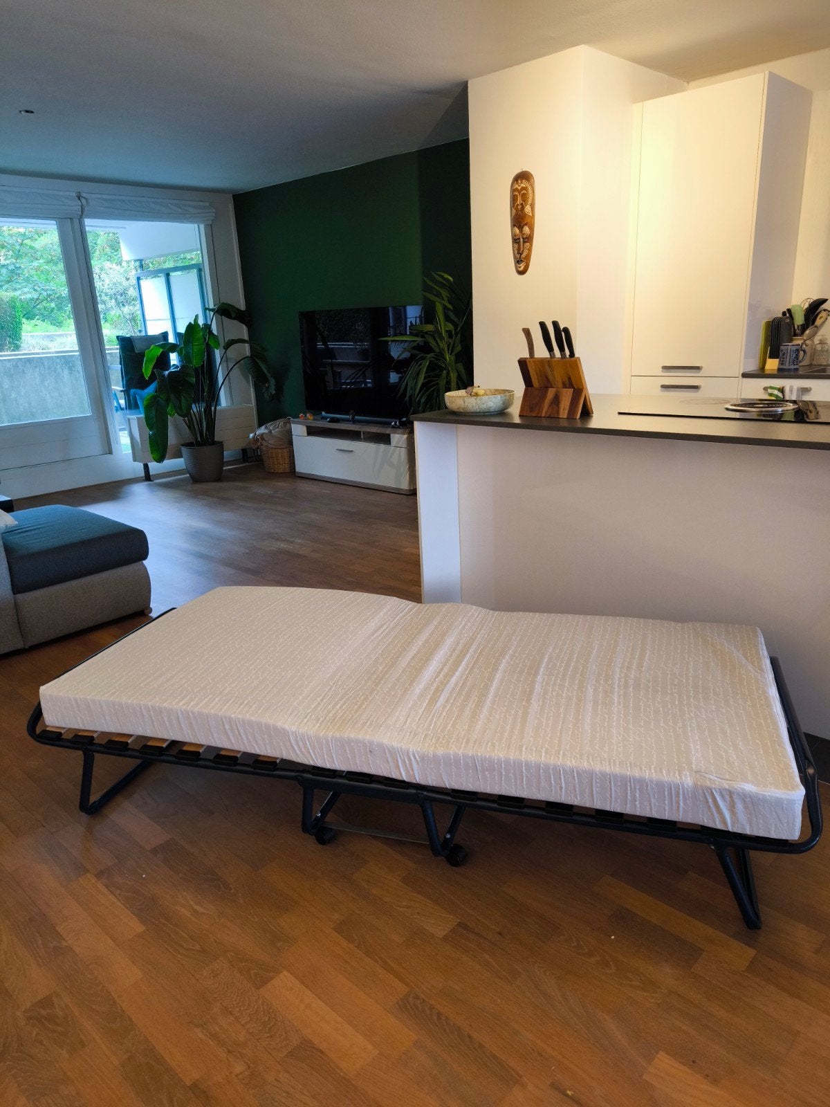 Opvouwbaar logeerbed met matras en hoes - Zo goed als nieuw, Ophalen, Modern en functioneel, Eenpersoons, Zwart