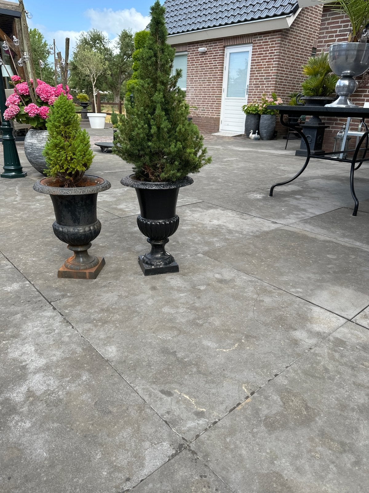 Twee prachtige gietijzeren potten, 45 cm hoog, Tuin en Terras, Bloempotten, Gebruikt, Rond, Metaal, Tuin