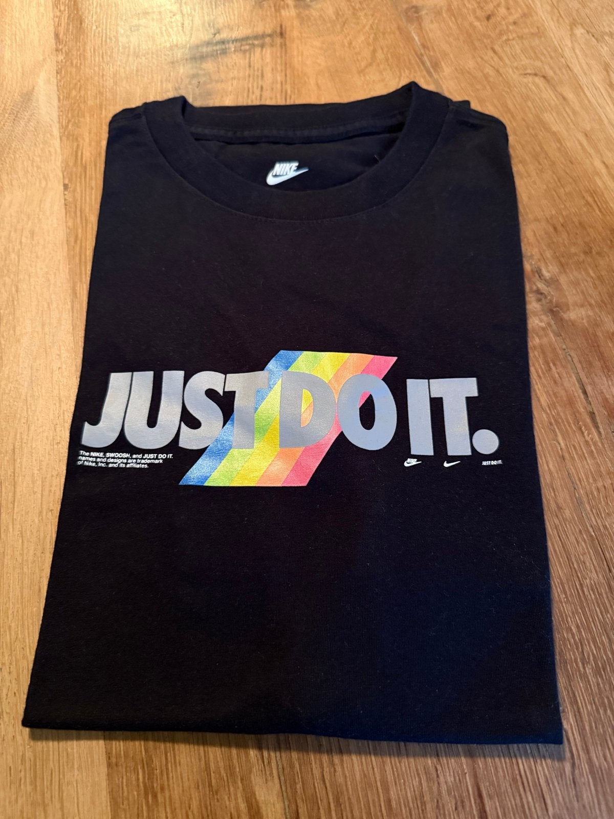 Nike 'Just Do It' T-shirt - Zwart met regenboogprint, Ophalen of Verzenden, Zo goed als nieuw, Jongen of Meisje, Shirt of Longsleeve