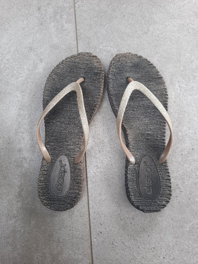 Slippers goud Eksept maat 39, Slippers, Overige kleuren, Ophalen of Verzenden, Zo goed als nieuw