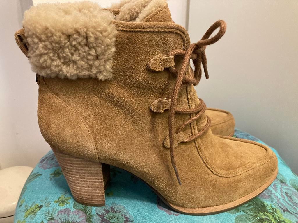 UGG analise enkellaarsjes met hak maat 40, Verzenden, Beige, Lage of Enkellaarzen, Zo goed als nieuw