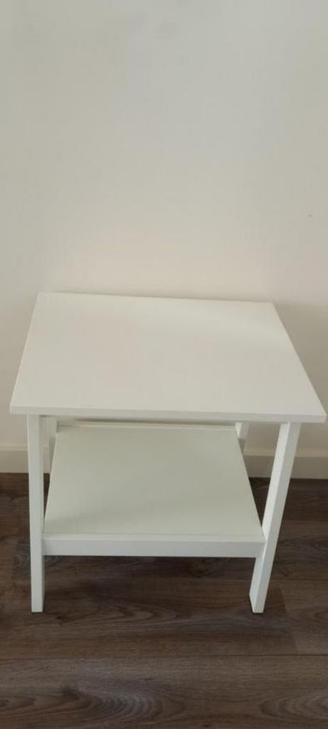 Witte bijzettafel met opbergplank, Huis en Inrichting, Tafels | Bijzettafels, Gebruikt, 55 tot 75 cm, Modern, Rechthoekig