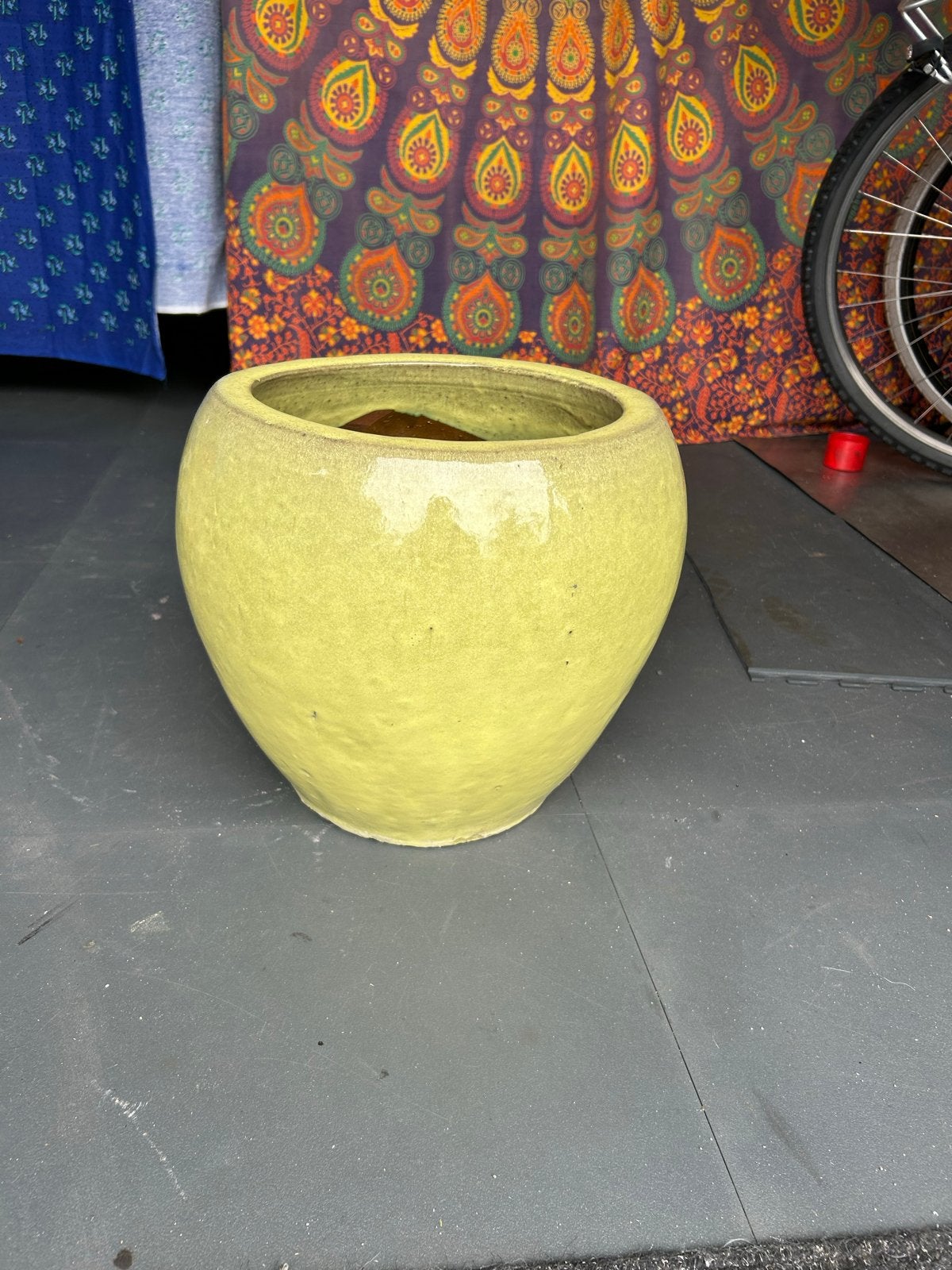 Grote gele aardewerk bloempot, rond, voor binnen of buiten, Tuin en Terras, Bloempotten, Gebruikt, Rond, Binnen, Minder dan 40 cm