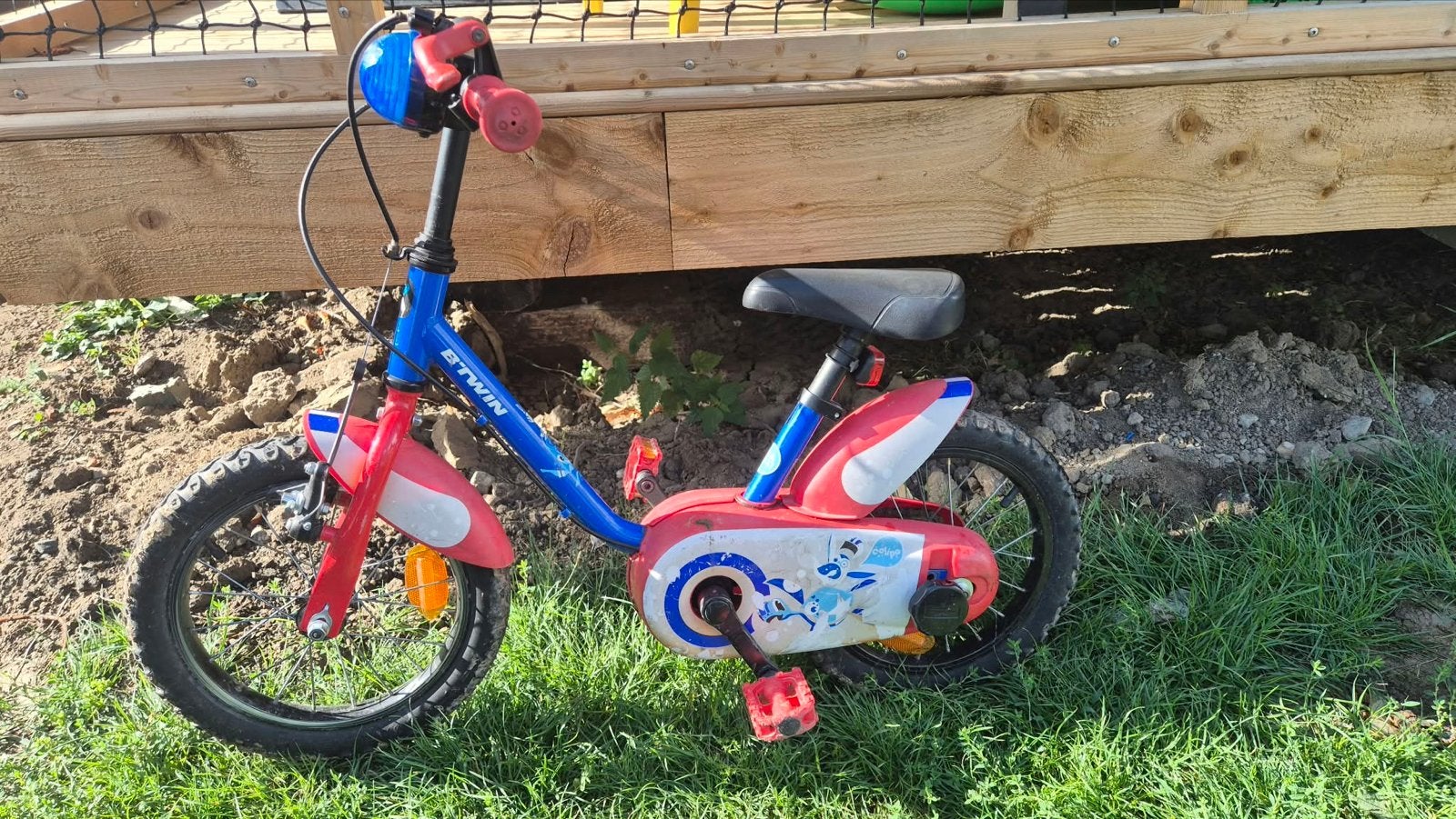B'Twin kinderfiets 16 inch, blauw/rood, met zijwieltjes, Ophalen, Zijwieltjes, Velgrem, 16 tot 20 inch