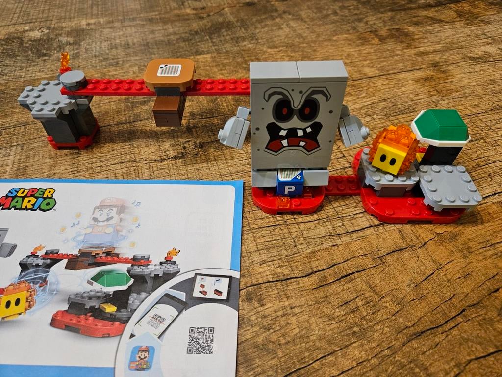 LEGO Super Mario Whomps Lavafort 71364 - Compleet met boekj, Ophalen of Verzenden, Zo goed als nieuw, Complete set, Lego