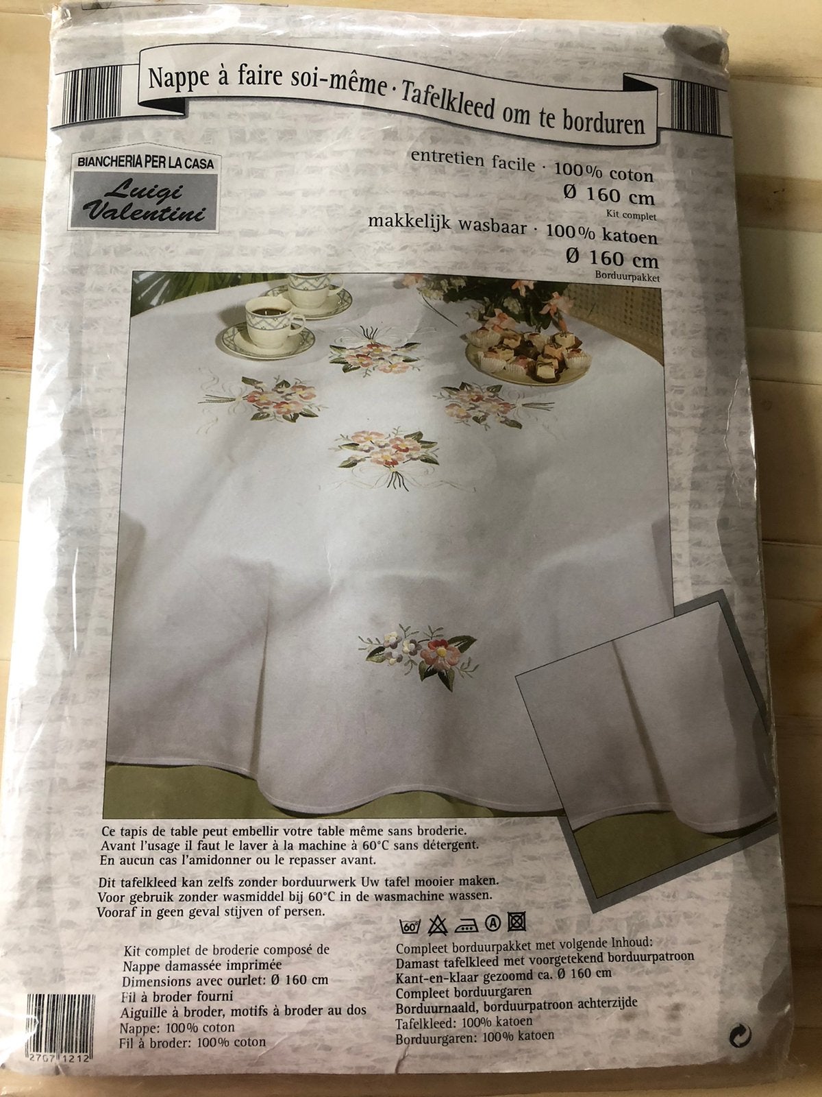 Borduurpakket tafelkleed, Hobby en Vrije tijd, Ophalen of Verzenden, Zo goed als nieuw, Borduurpakket