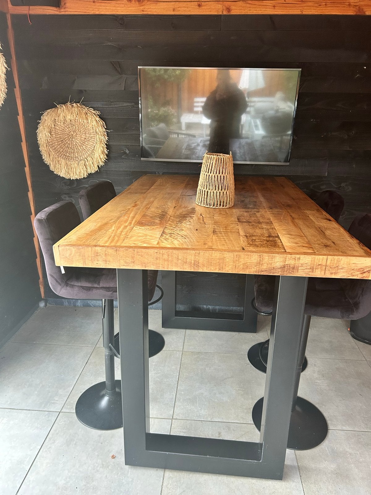 Robuuste bartafel met 4 velvet barkrukken, Huis en Inrichting, Gebruikt, 100 tot 150 cm, Ophalen of Verzenden, 150 tot 200 cm