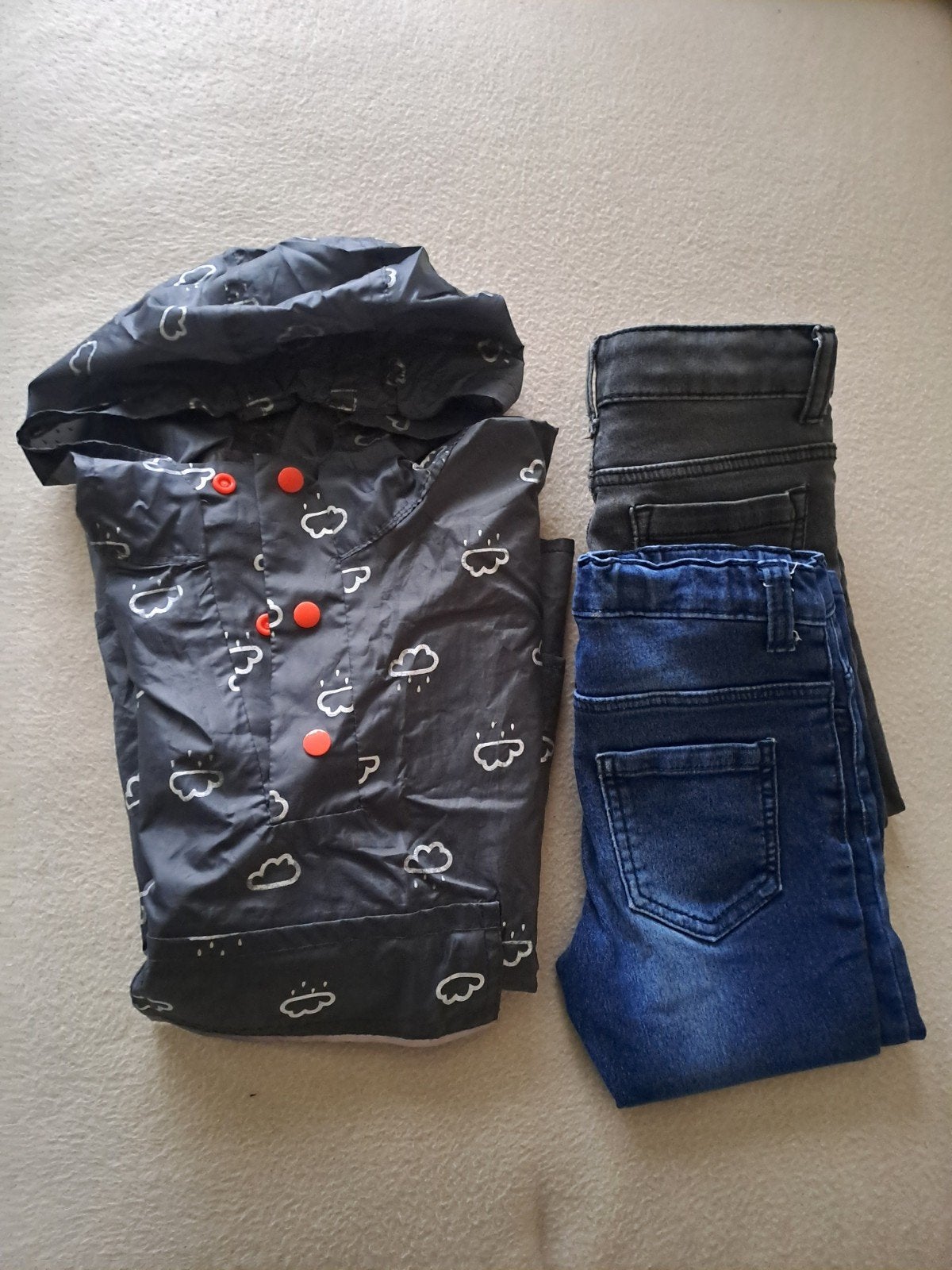 2 Spijkerbroeken maat 92 en regenponcho, Kinderen en Baby's, Ophalen of Verzenden, Zo goed als nieuw, Jongen, Broek