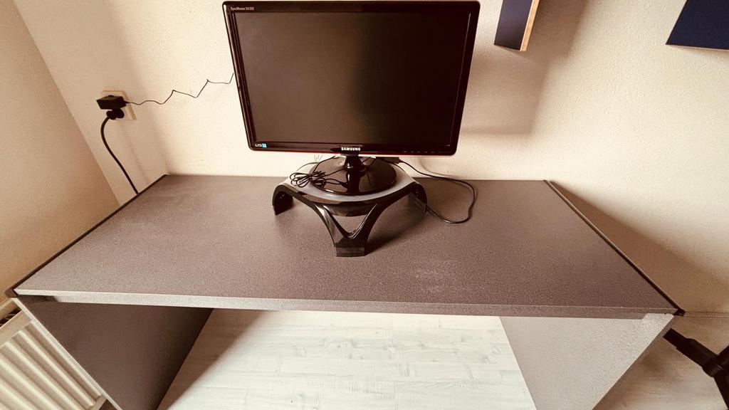 TEAB Grijs bureau met Samsung monitor  - Full HD LED, Ophalen, Gebruikt