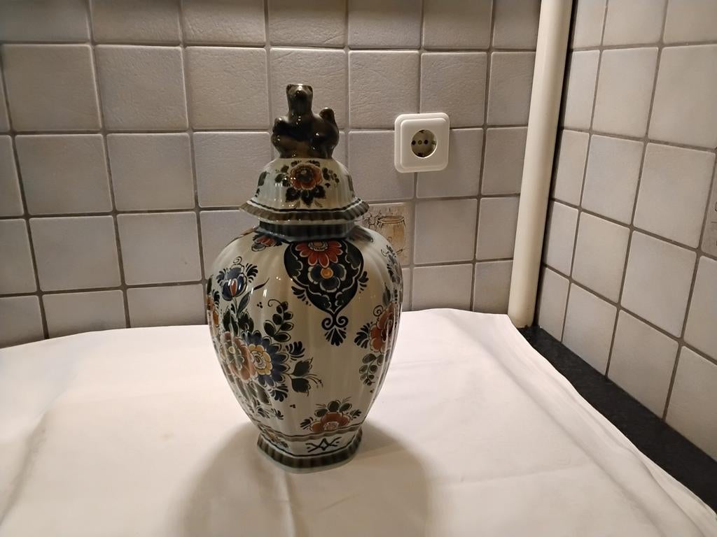 Vaas. Delft, polychroom Holland. Handwerk, Ophalen