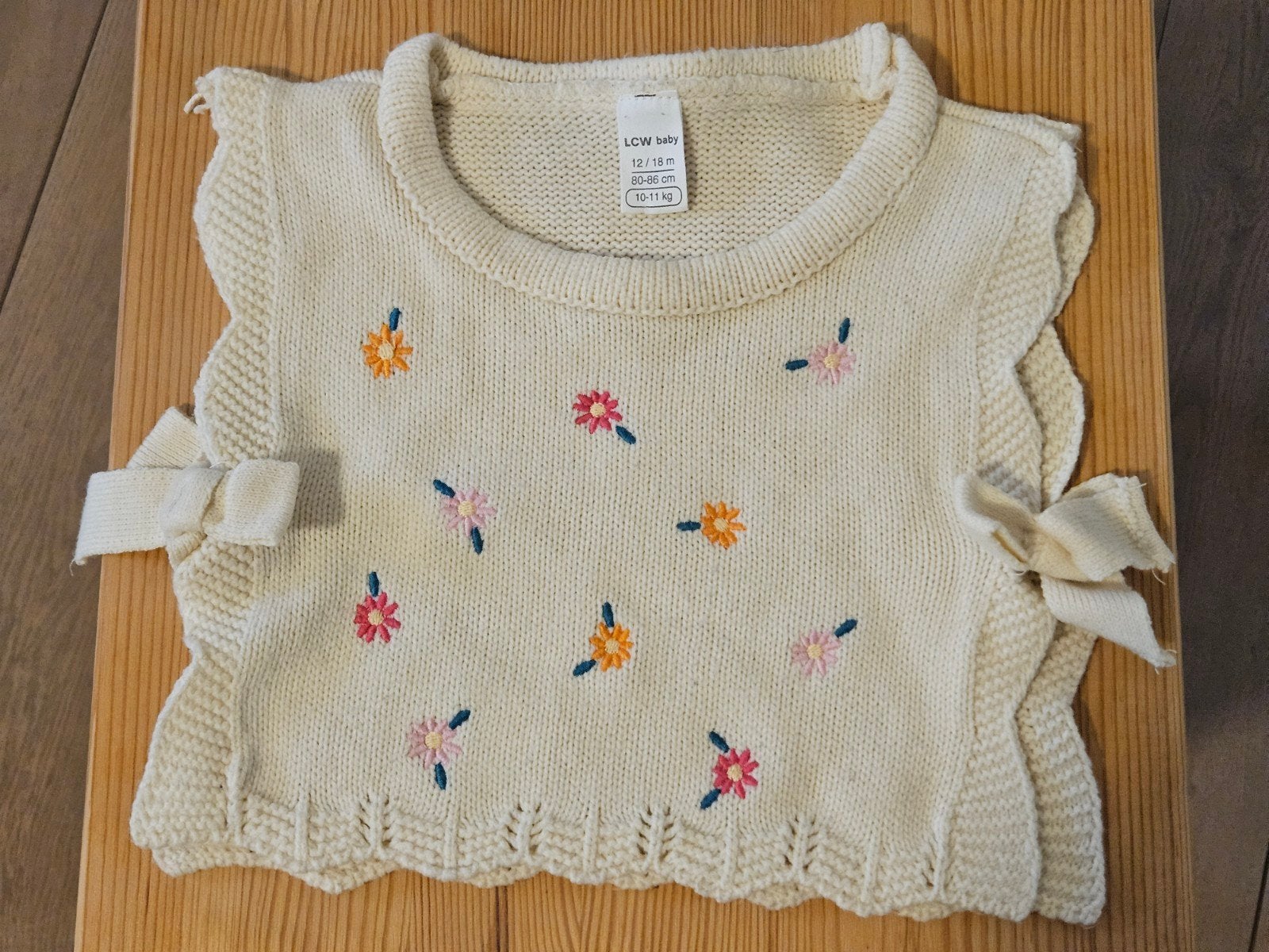 LCW Baby Gebreid Vestje met Geborduurde Bloemen Maat 80, Ophalen of Verzenden, Zo goed als nieuw, LCW baby, Meisje