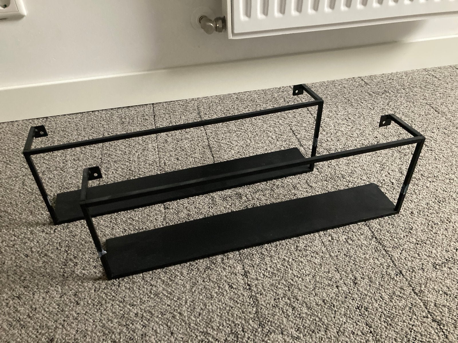 2 zwarte metalen wandplanken, Ophalen, Zo goed als nieuw