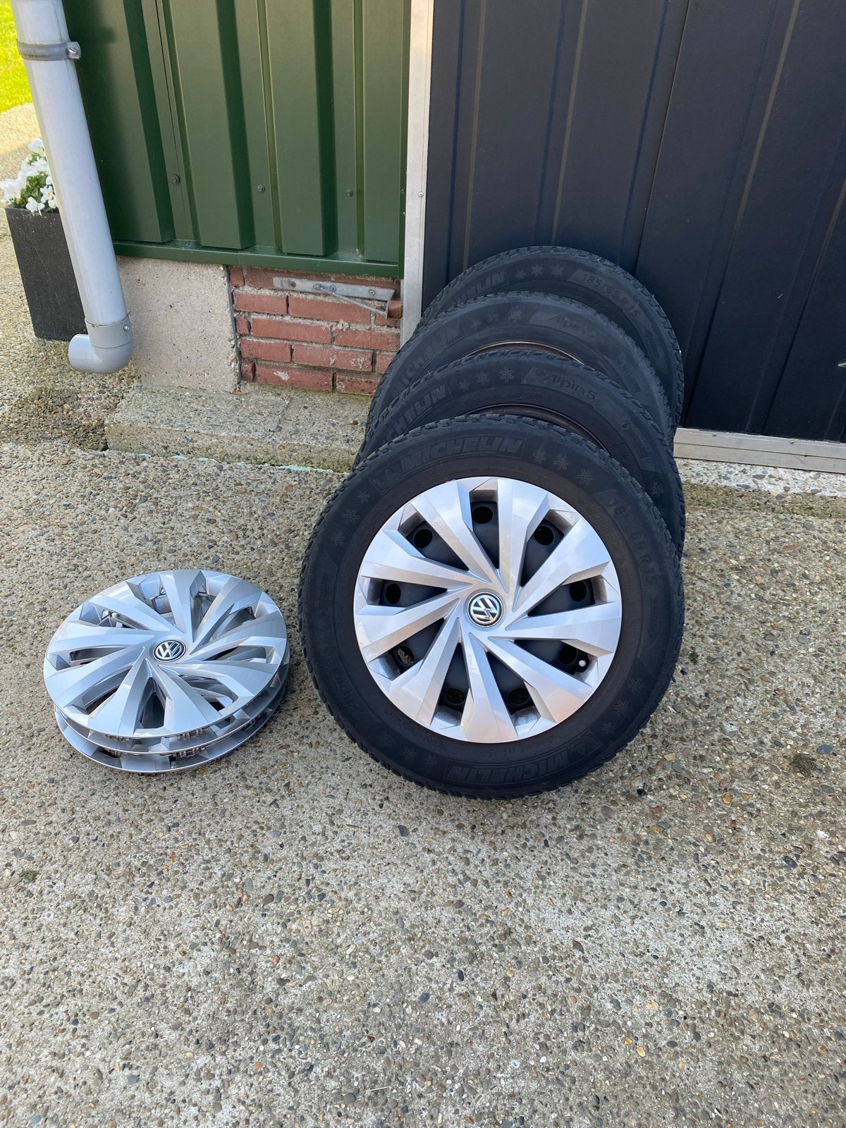 Winterbanden met velgen en wieldoppen voor Volkswagen Polo, Gebruikt, 15 inch, Banden en Velgen, Personenwagen
