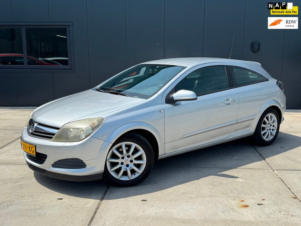 Opel Astra GTC 1.6 Edition 2005 Automaat Airco, Auto's, Zwart, 4 cilinders, 620 kg, 49 €/maand