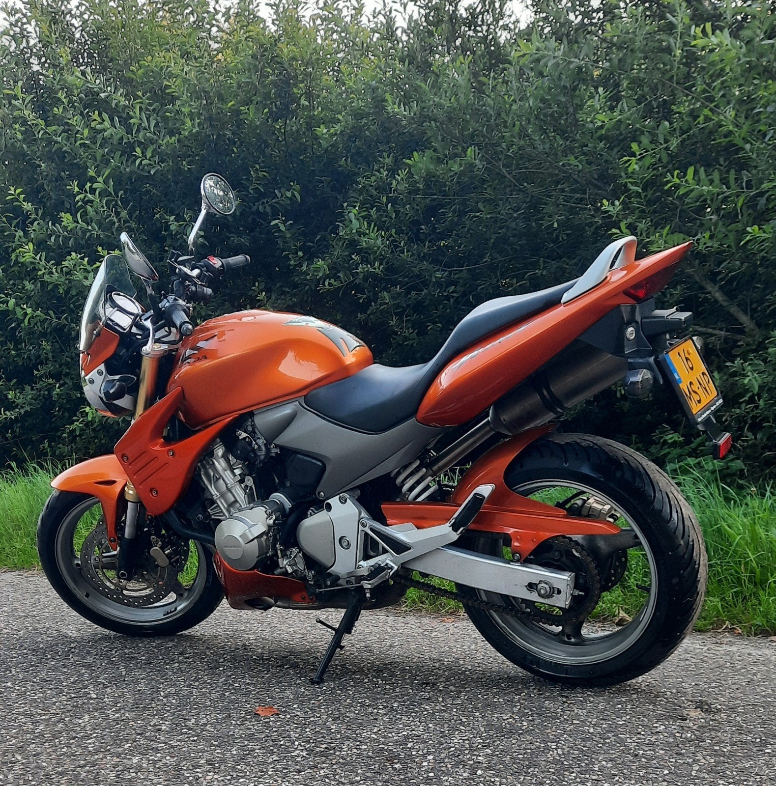 Honda Hornet 600 - Oranje Naked Bike met Akrapovic uitlaat, 4 cilinders, Particulier, Sportuitlaat, Handgeschakeld