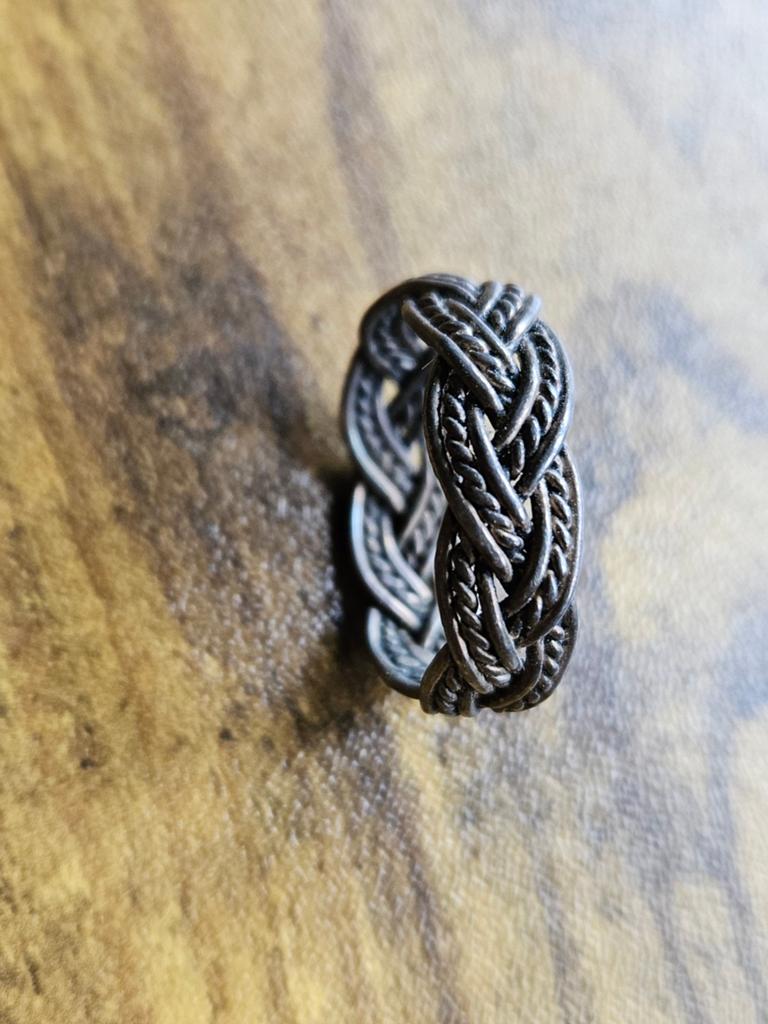 Gevlochten ring van zilverkleurig metaal, Gebruikt, Ophalen of Verzenden, Dame of Heer, Zilver