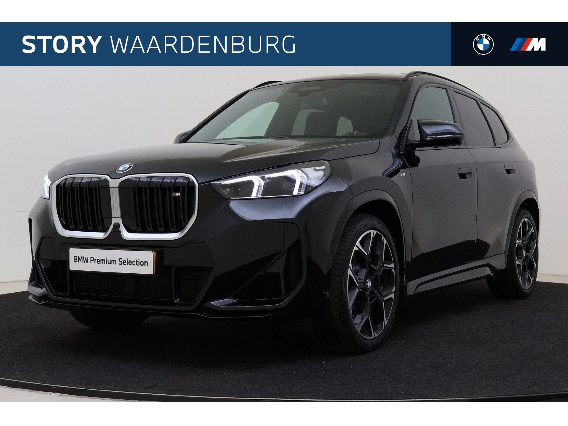 BMW X1 M35i High Executive Automaat / Panoramadak / M Sports, Auto's, Gebruikt, 4 cilinders, Met garantie (alle), Zwart