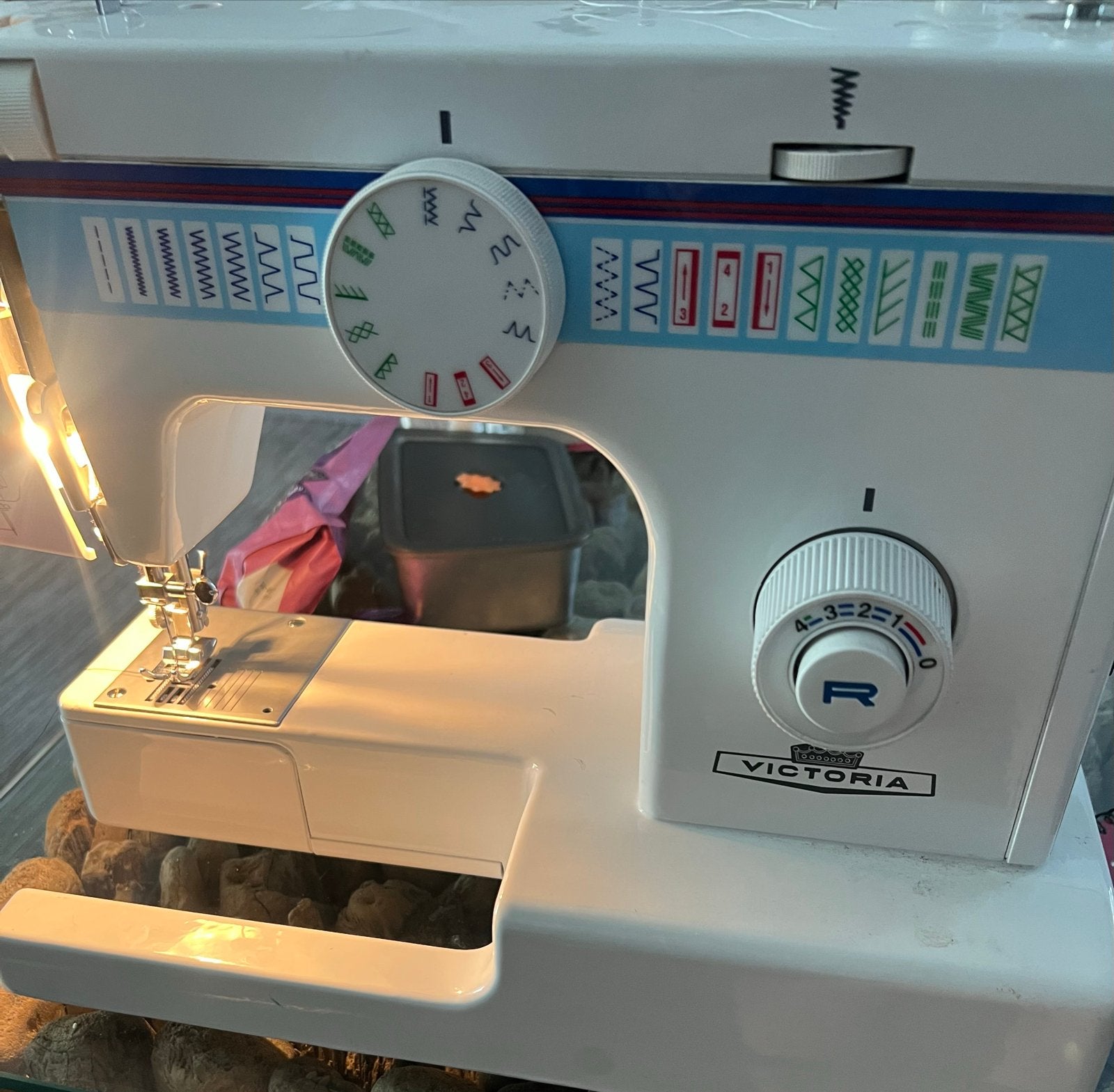 Victoria Naaimachine - Zo goed als nieuw, Hobby en Vrije tijd, Naaimachines en Toebehoren, Ophalen of Verzenden, Zo goed als nieuw