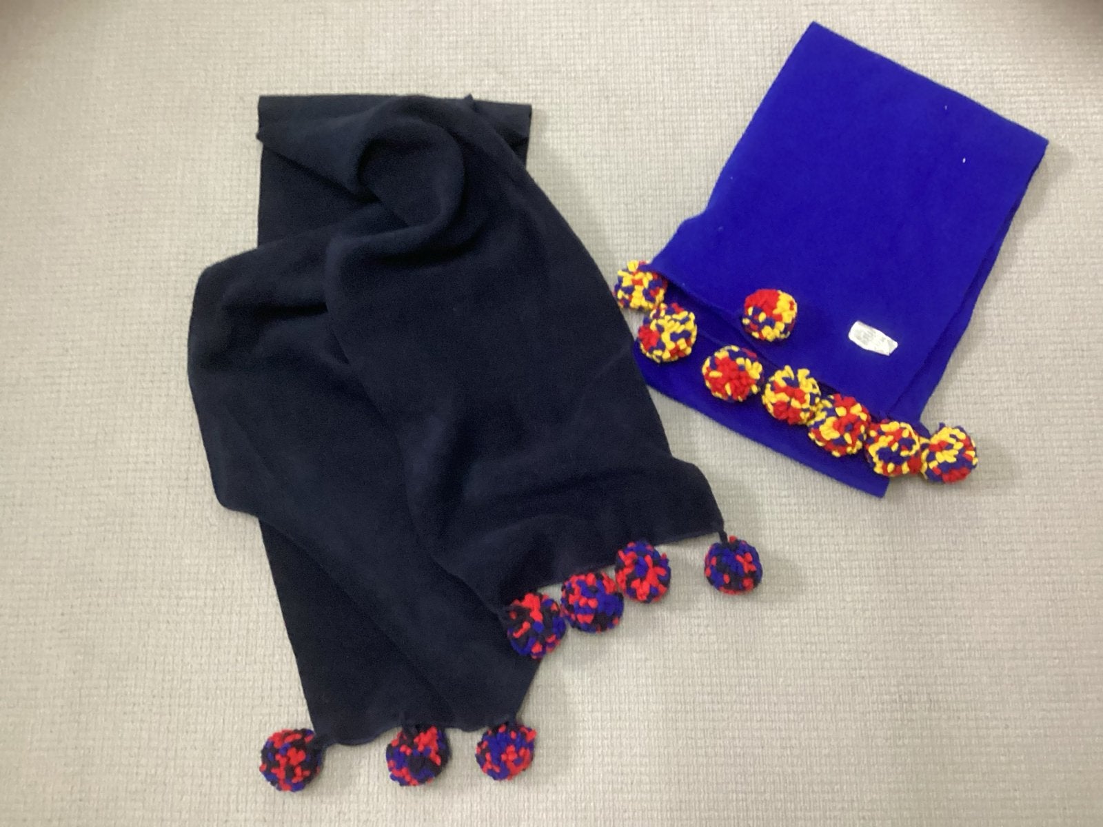 Leuke Kinder Sjaals met Pompons - Blauw en Donkerblauw, Kinderen en Baby's, Meisje, 110 t/m 116, Ophalen of Verzenden, Zo goed als nieuw