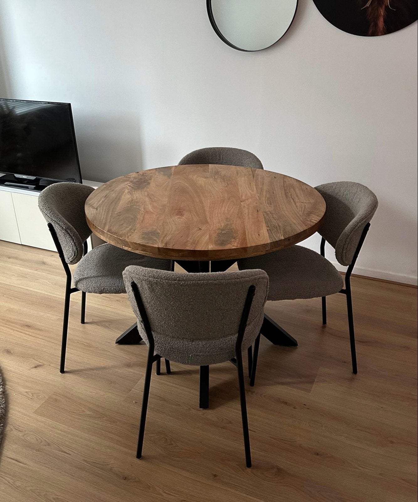 Eetkamerset, tafel met 4 stoelen van Søstrene Grene, Ophalen, 100 tot 150 cm, Rond, Zo goed als nieuw