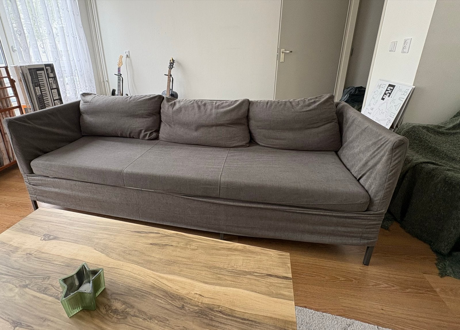 Gratis Grijze Bank met Wasbare Hoes - Moet weg voor 25 juli, Huis en Inrichting, Banken | Bankstellen, Ophalen, Gebruikt, Driepersoons
