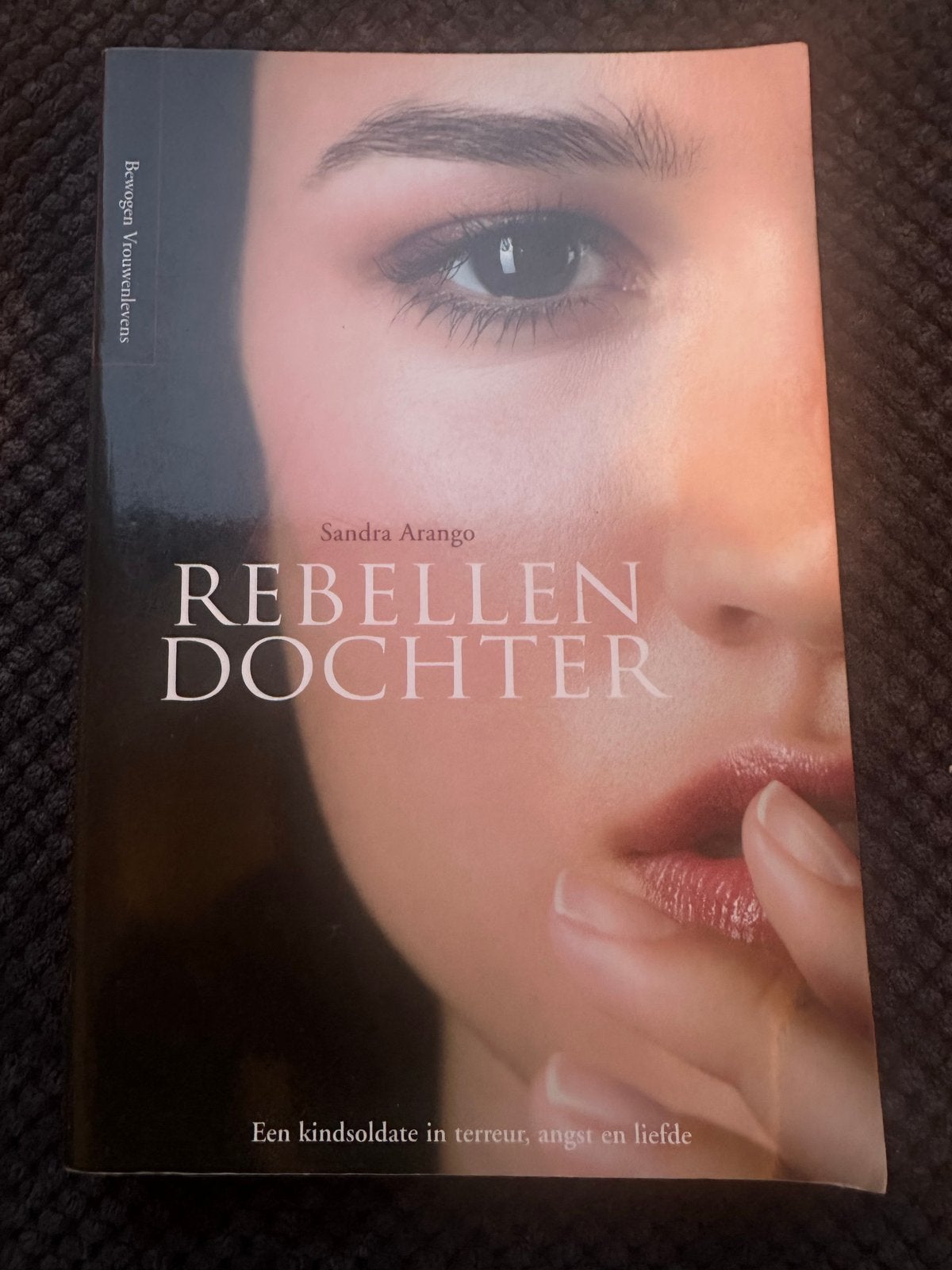 Rebellendochter - Sandra Arango (Boek), Ophalen of Verzenden, Gelezen, Wereld overig