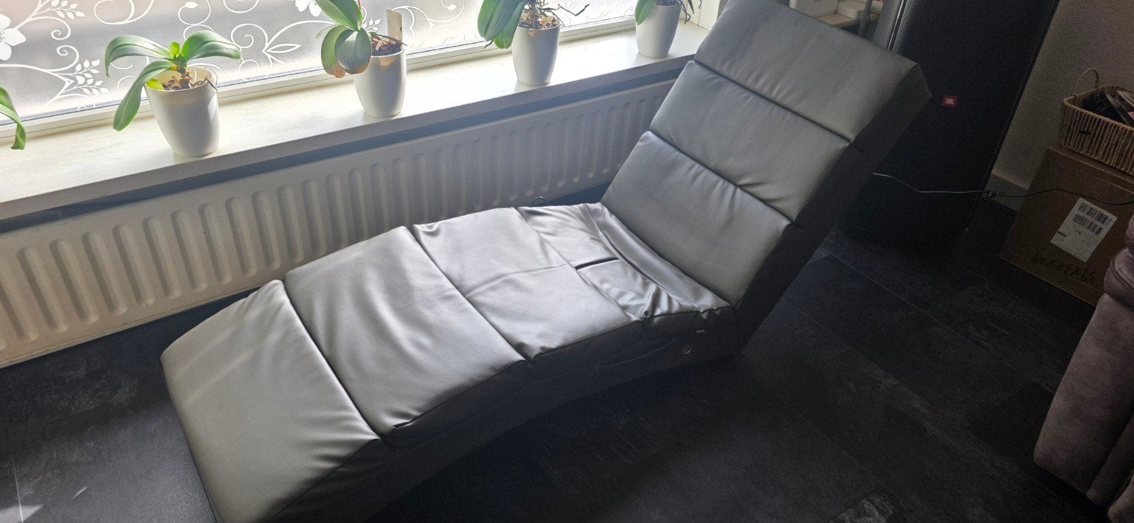 Comfortabele grijze chaise longue / relaxfauteuil
