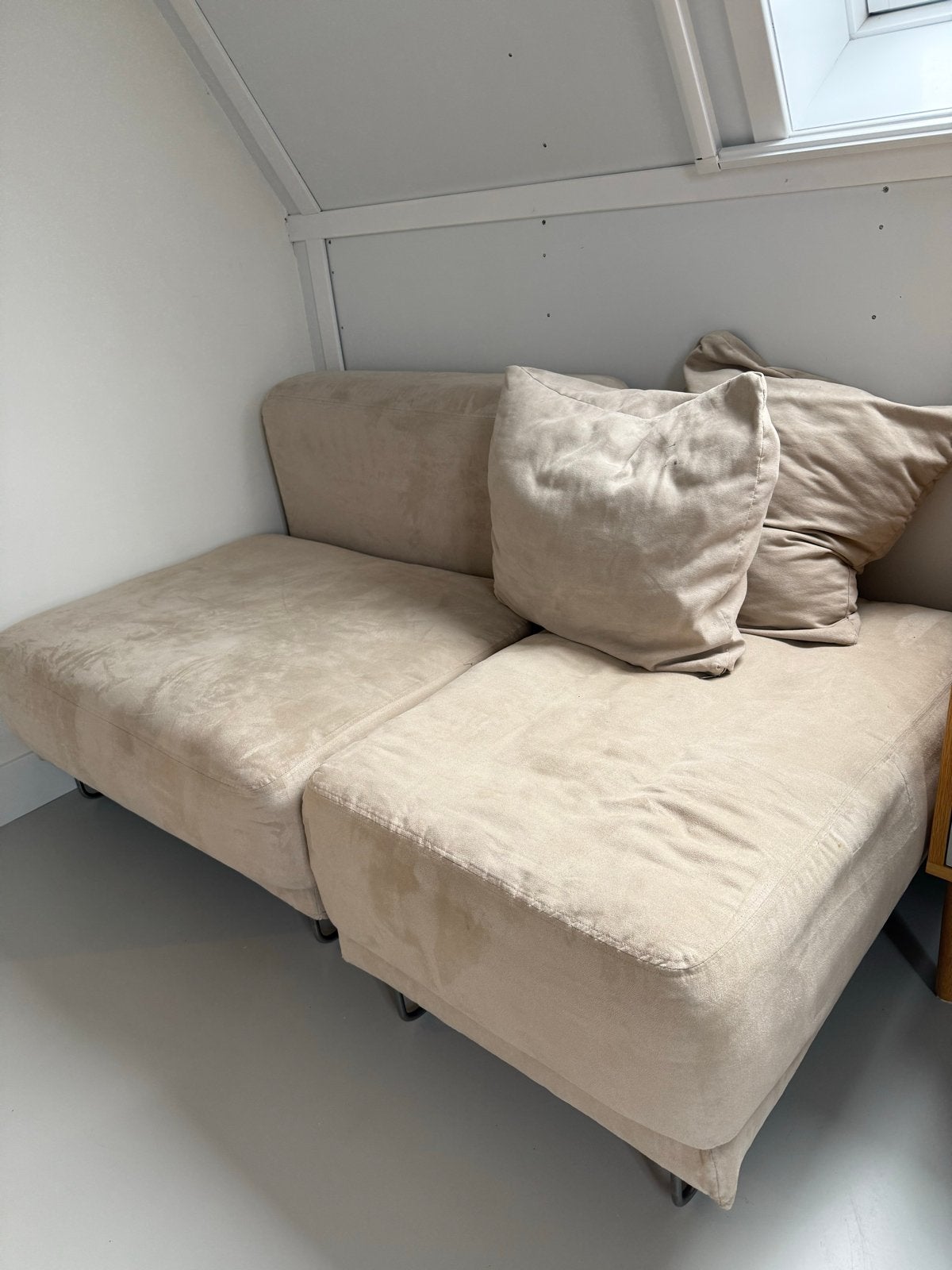 Compacte 2-zits suede bank met kussens - Beige stof, Ophalen, Gebruikt, 150 tot 200 cm, Tweepersoons